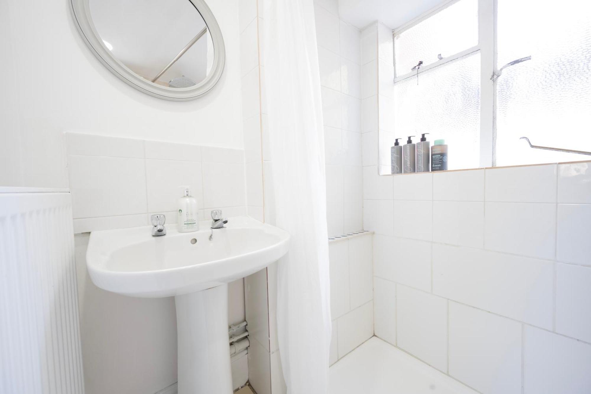 Stylish 1-bedroom In - Sleeps 4 * Canterbury
