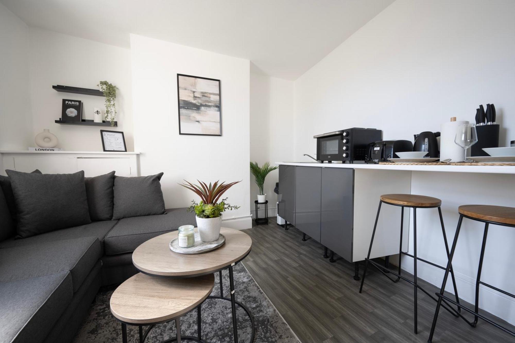 Stylish 1-bedroom In - Sleeps 4 Holiday home Canterbury