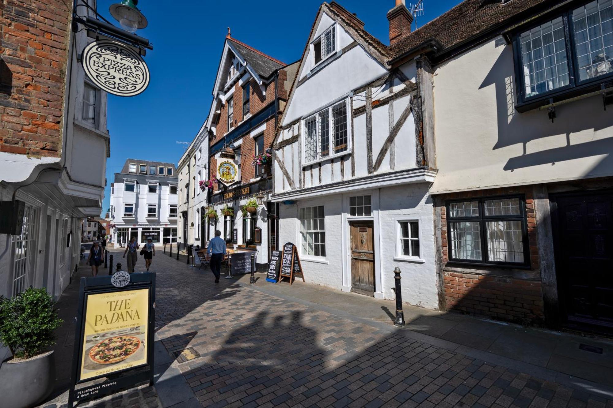 Stylish 1-bedroom In - Sleeps 4 Canterbury