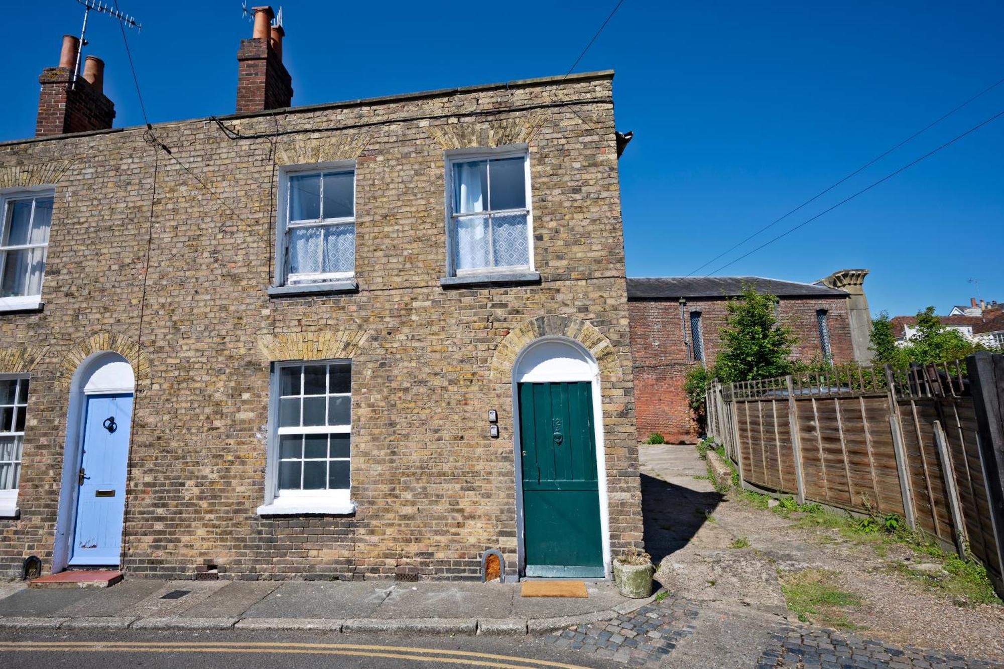 Stylish 1-bedroom In - Sleeps 4 Holiday home Canterbury